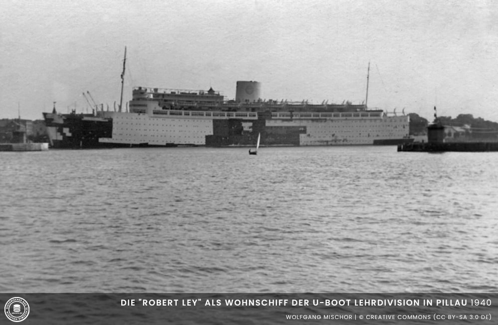 Die-Robert-Ley-als-Wohnschiff-der-U-boot-Lehrdivision-in-Pillau-1940-min
