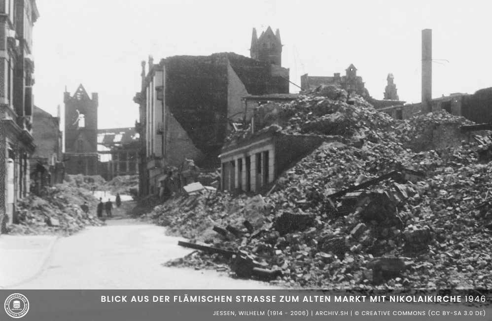Blick aus der Flämischen Strasse zum Alten Markt mit Nikolaikirche 1946