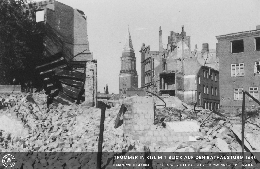 Trümmer in Kiel mit Blick auf den Rathausturm 1946