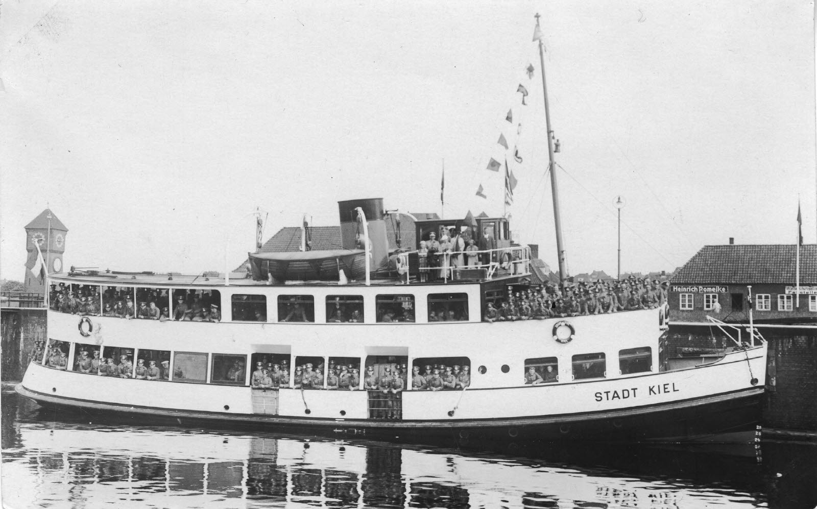 Stadt Kiel - in der Holtenauer Schleuse mit Soldaten der Reichswehr an Bord 1935