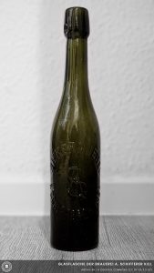 Glasflasche der Brauerei A Schifferer Kiel