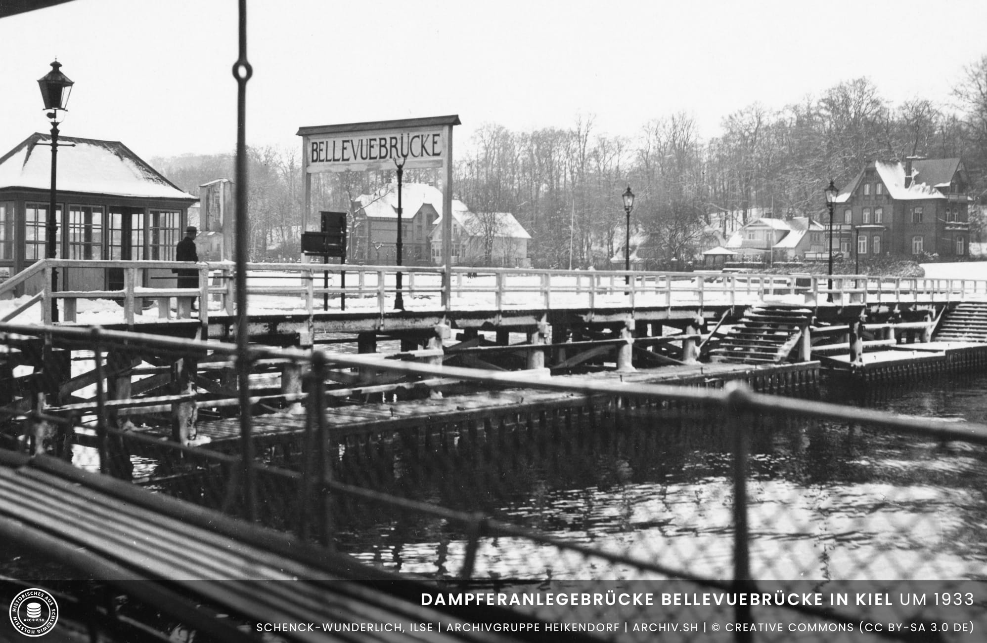 Dampferanlegebrücke-Bellevuebrücke-in-Kiel-um-1933